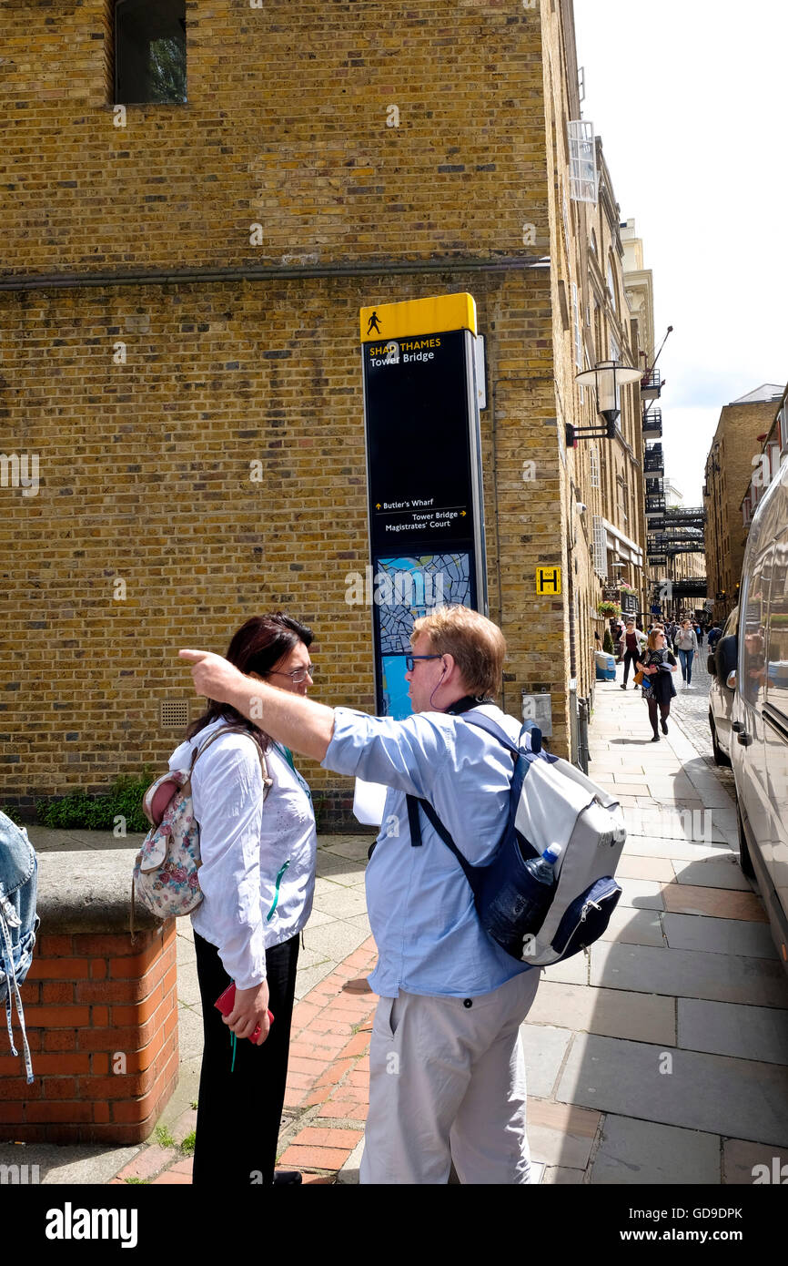 Touristischen Wege aus ein Tourist Info Karte und Informationen-Zeichen in der Nähe von Tower Bridge in London arbeiten. Stockfoto