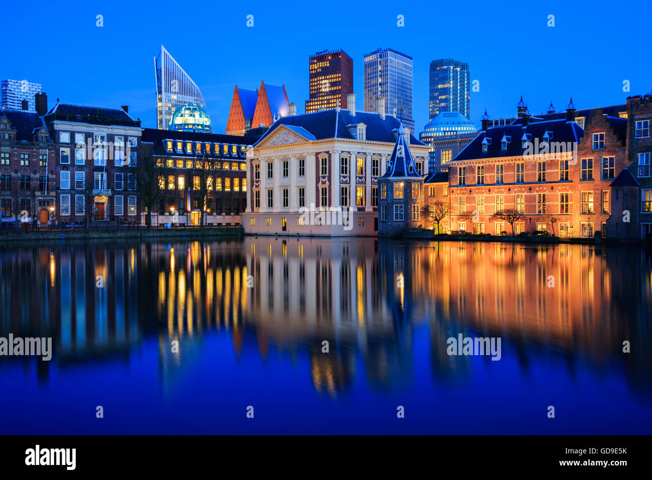 Skyline von den Haag mit der modernen Bürogebäude hinter dem historischen Museum Mauritshuis zur blauen Stunde in den Niederlanden. Stockfoto