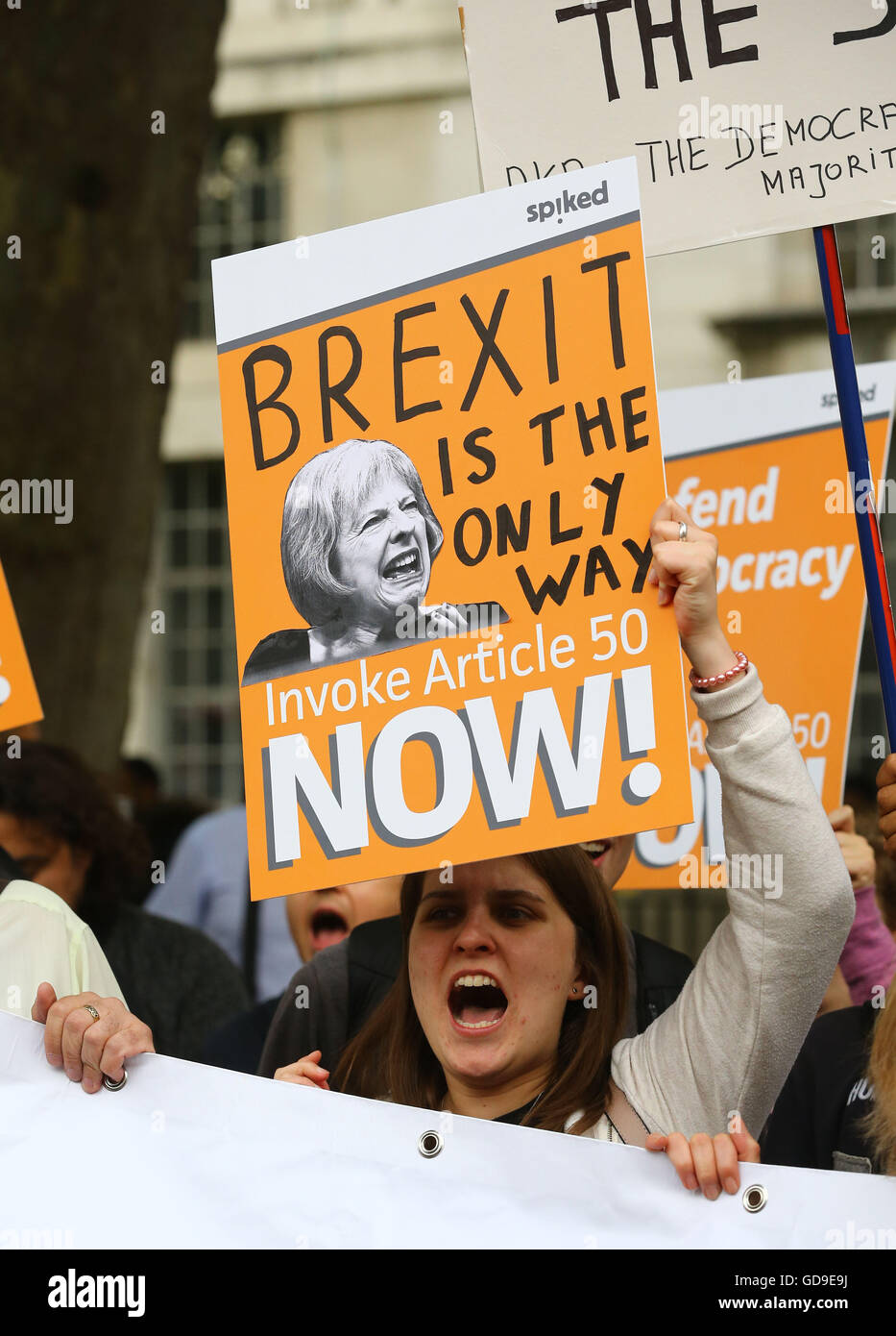 Brexit Anhänger protestieren außerhalb 10 Downing Street in London, nach neuen Premierminister Theresa May, Einladung Königin Elizabeth II, Premierminister und Form werden eine neue Regierung. Stockfoto