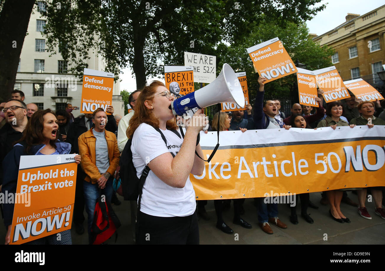 Brexit Anhänger protestieren außerhalb 10 Downing Street in London, nach neuen Premierminister Theresa May, Einladung Königin Elizabeth II, Premierminister und Form werden eine neue Regierung. Stockfoto