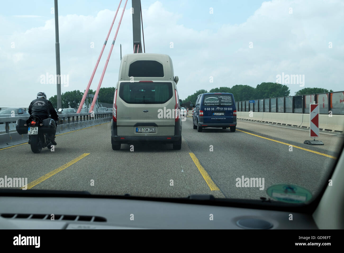 Ford Transit Nugget auf der A1 Autobahn überqueren den Rhein, Leverkusen, Deutschland. Stockfoto