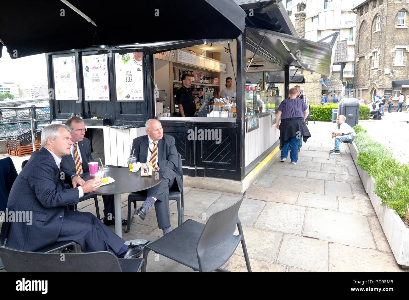 Geschäftsleute haben Mittagessen in einem Restaurant am Victoria Embankment entlang der Themse in der Nähe des Tower of London Stockfoto