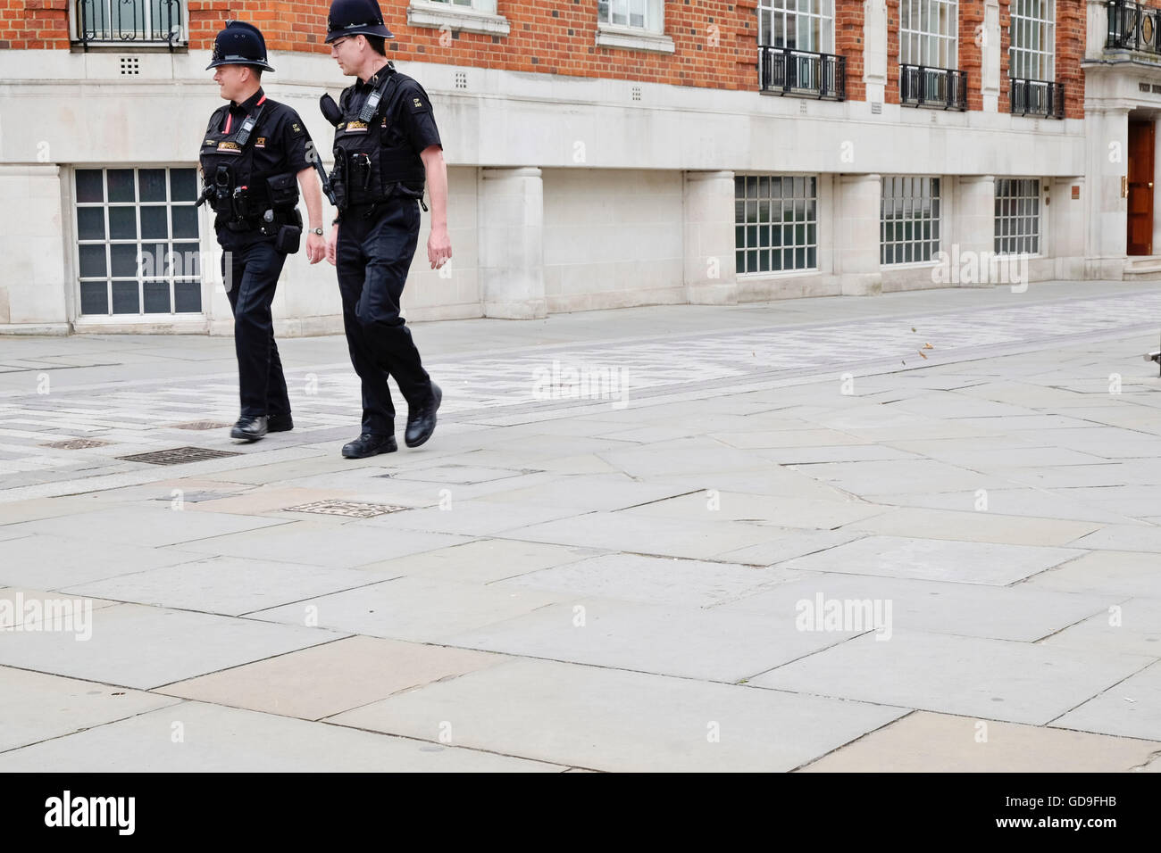Londoner Polizisten auf Streife im Herzen von London, nahe der Millennium Bridge Stockfoto