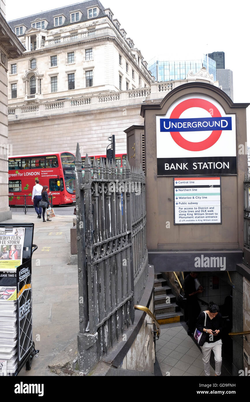 Pendler aus der Bank Station der U-Bahn im Herzen von Londons Finanzviertel. London, Großbritannien Stockfoto