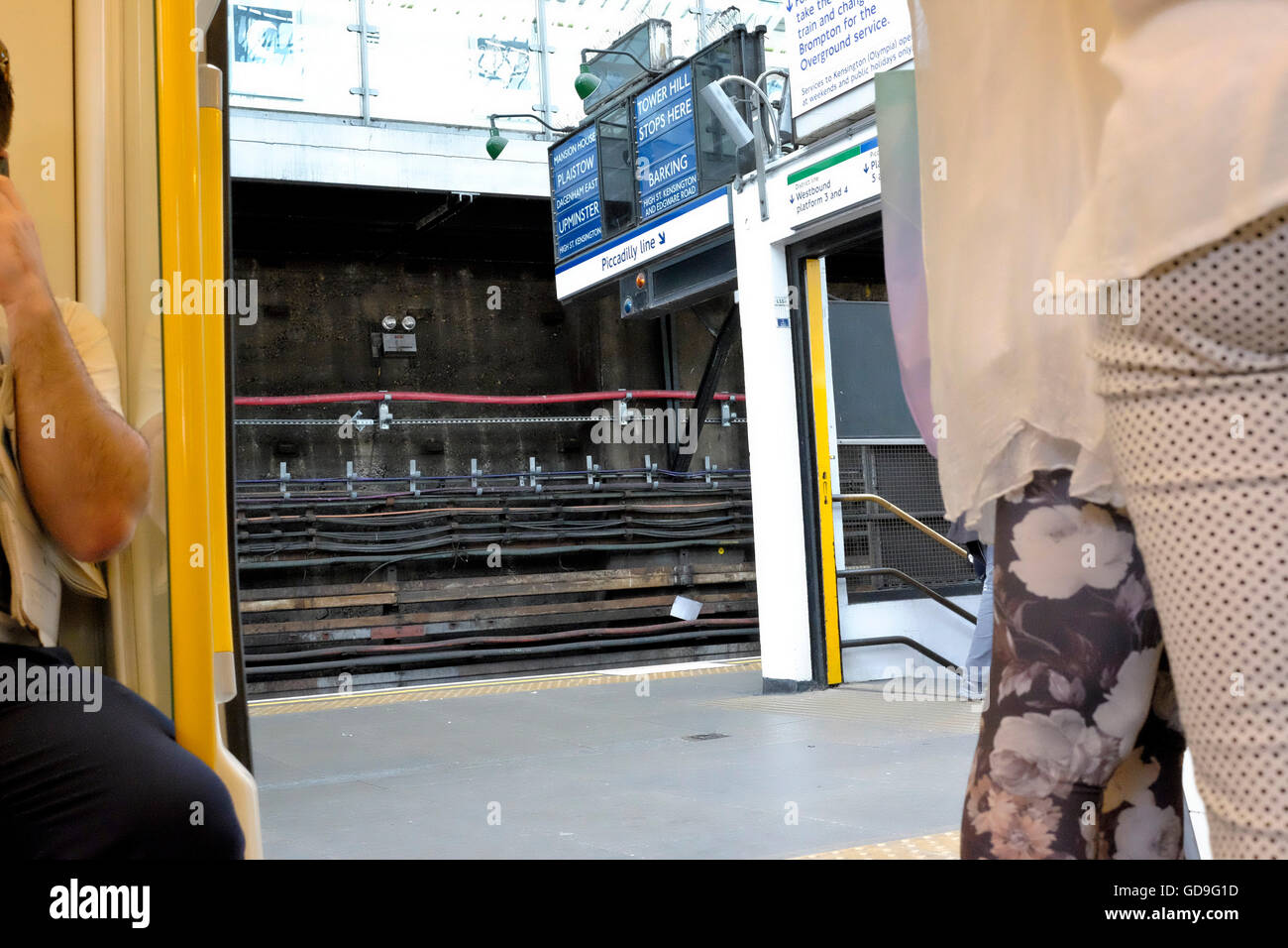 U-Bahnstation Verkabelung durch offenen Zugtür. Stockfoto
