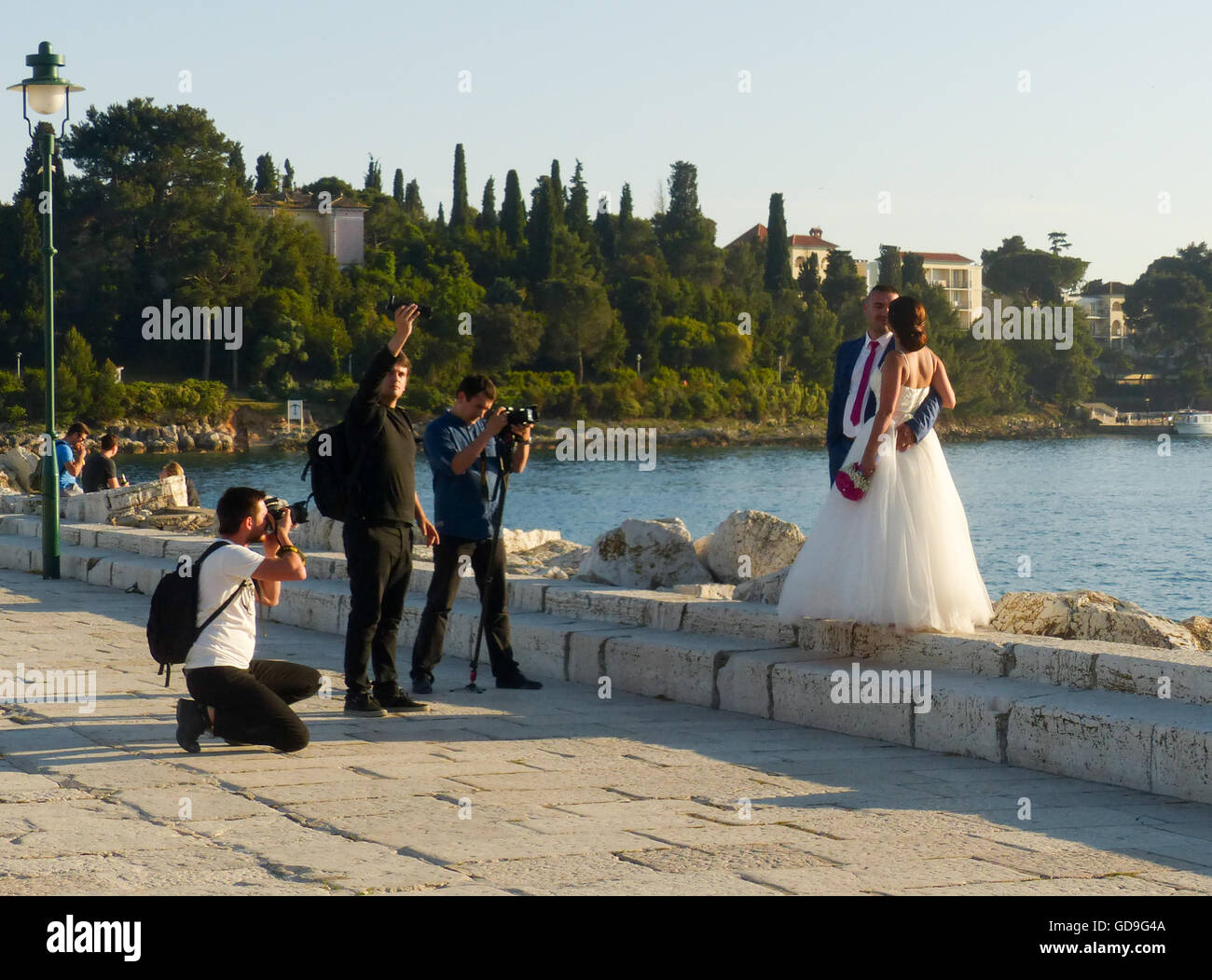 Hochzeitsbilder auf Pier Rovinj Kroatien Stockfoto