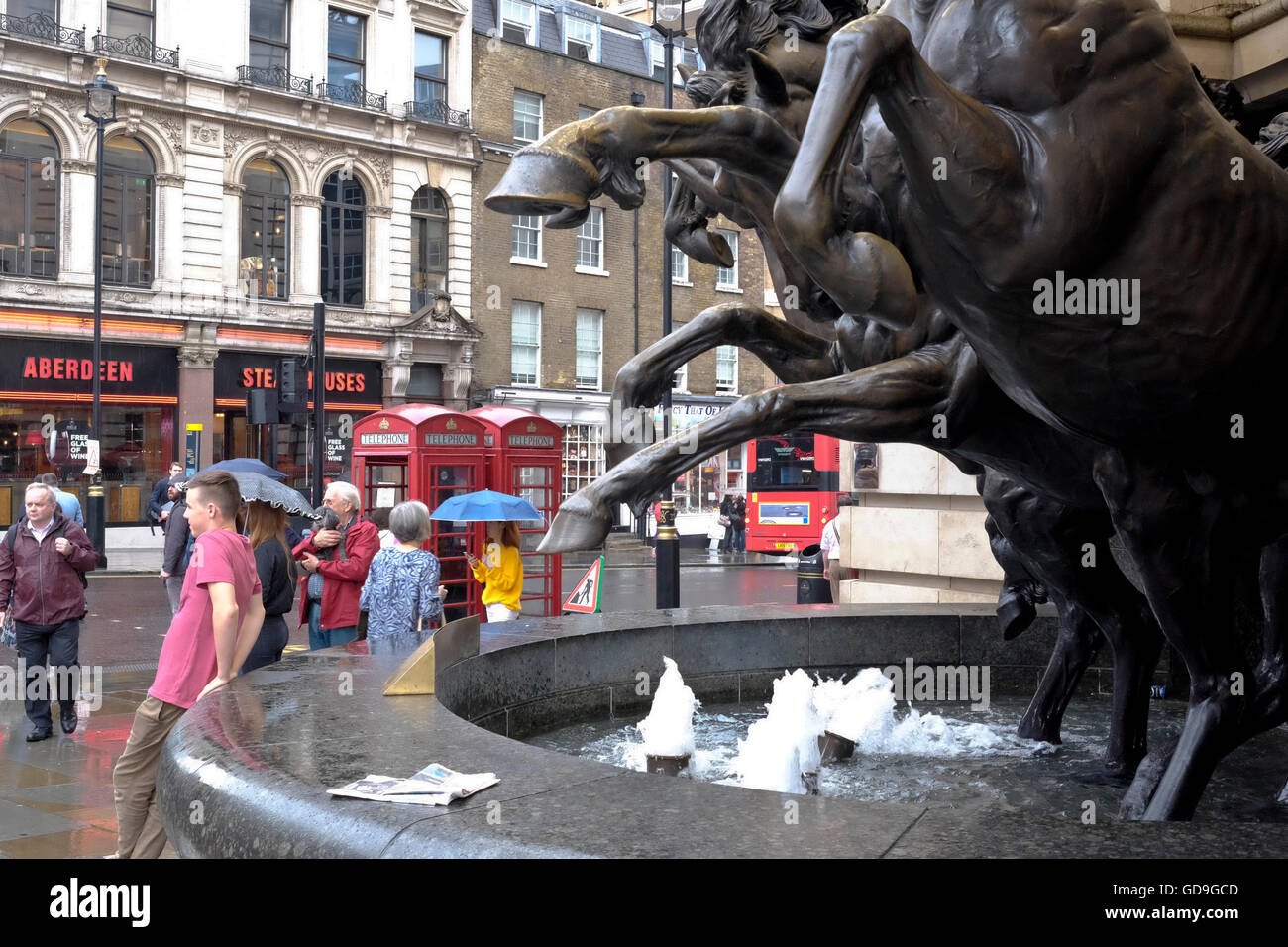 London Piccadilly Circus.Statues der Pferde des Helios, auch bekannt als die vier Bronze Pferde des Helios ein Londoner Wahrzeichen in Piccadilly Circus London Stockfoto