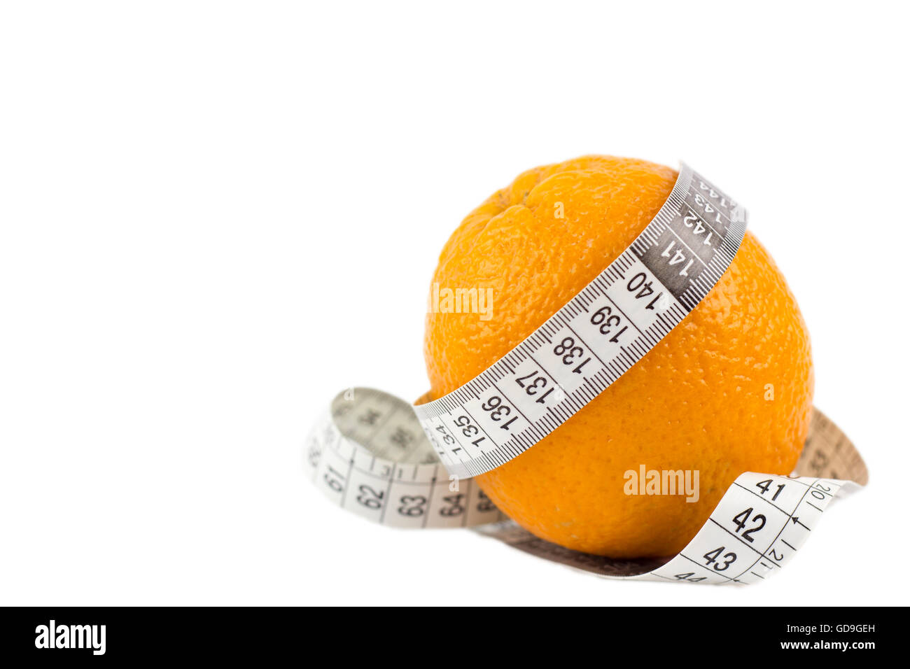 Orange mit Maßband isoliert auf weißem Hintergrund Stockfoto
