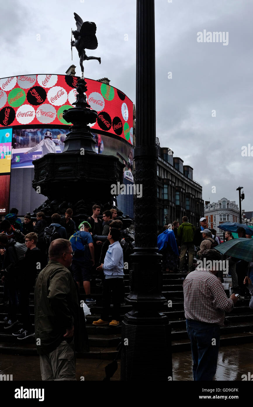 Londoner Piccadilly Circus. Die Neon-Lichter der Werbung zeigt Hintergrundbeleuchtung Eros in London Piccadilly Circus an einem nassen Regentag Stockfoto