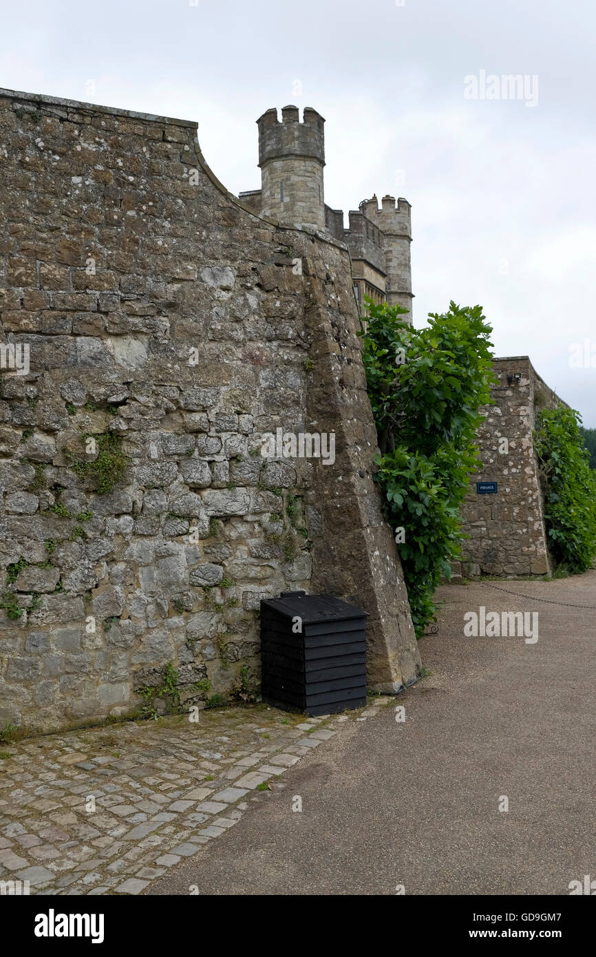 Wälle über eine Mauer in Leeds Castle in Kent Stockfoto