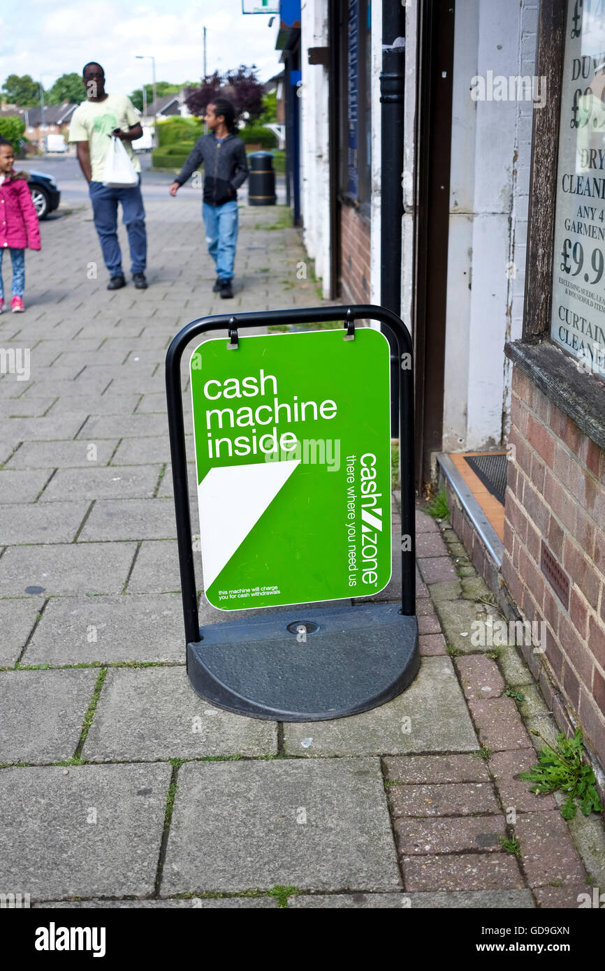 Brentwood GROSSBRITANNIEN. Ein Seufzer außerhalb eines shop Werbung Cash Zone Geldautomaten ATM im Inneren. Stockfoto
