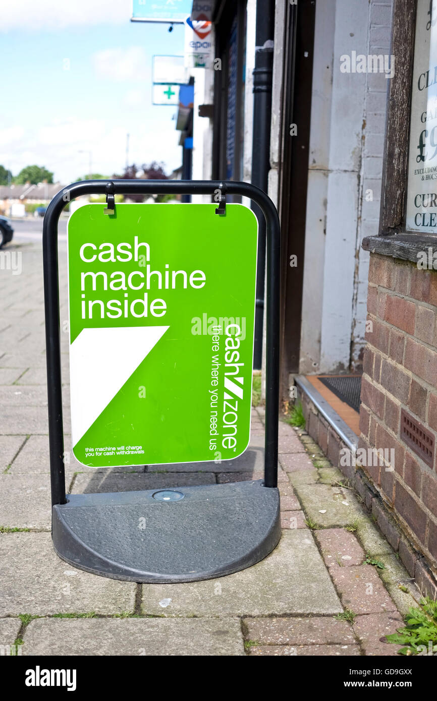 Brentwood GROSSBRITANNIEN. Ein Seufzer außerhalb eines shop Werbung Cash Zone Geldautomaten ATM innen Stockfoto