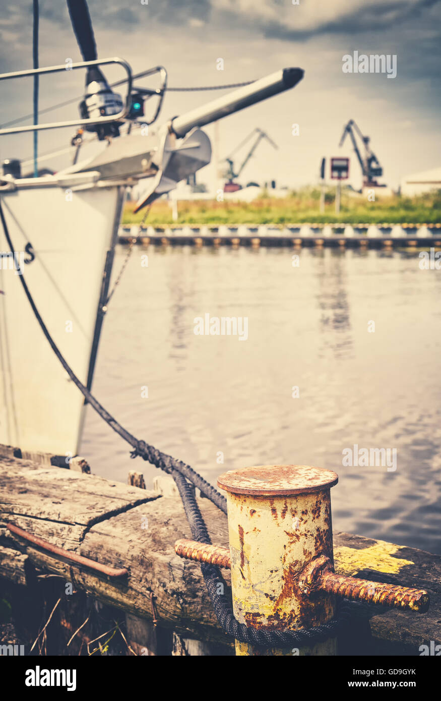 Retro getönten gelbe rostigen Poller mit Ankern Segelboot, geringe Schärfentiefe. Stockfoto