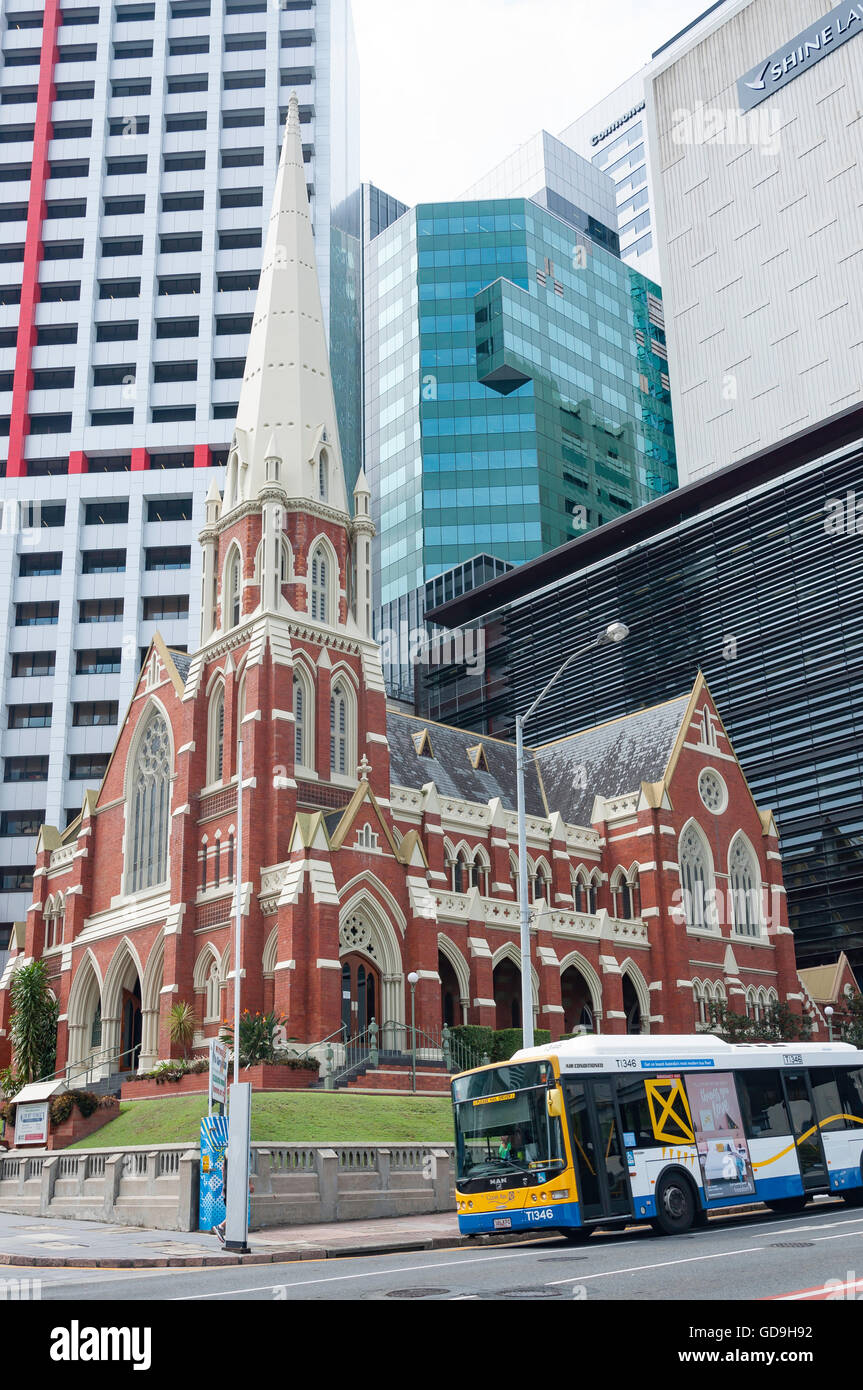 Albert Street Uniting Church mit Wolkenkratzern hinter Albert Street, Brisbane City, Brisbane, Queensland, Australien Stockfoto