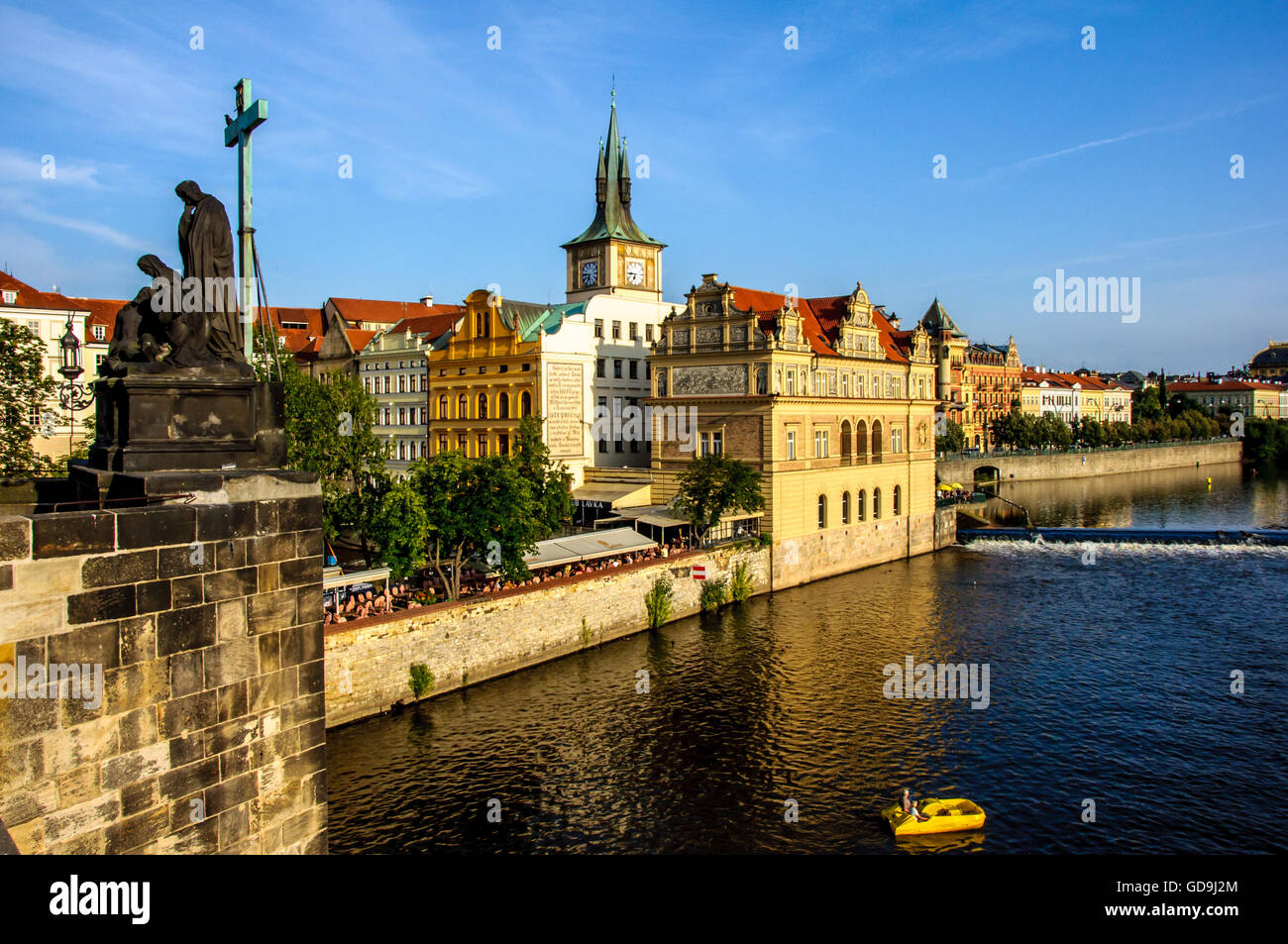 Vltava (Moldau) und Stare Mesto angesehen von der Karlsbrücke in Prag, Tschechische Republik Stockfoto