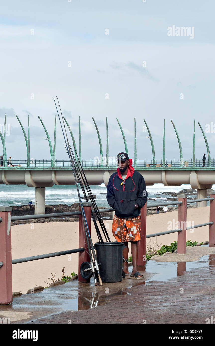 DURBAN, Südafrika - 9. Juli 2016: Fischer am Strand in der Nähe von Millennium Pier in Umhlanga Rocks Stockfoto