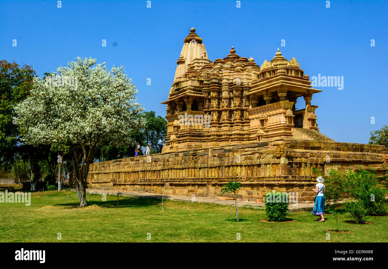Touristen vor Chitragupta Hindu-Tempel gegen blauen Himmel - Khajuraho Madhya Pradesh, Indien Stockfoto
