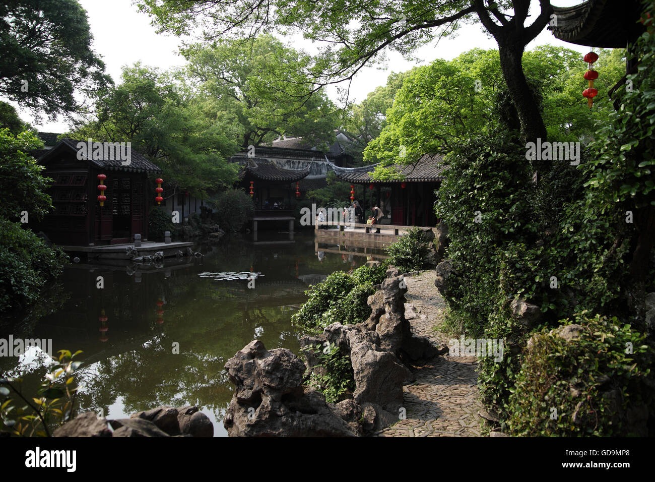 Häuser, ein Teich, Vegetation und chinesische Laternen in der Tuisi-Garten, einen typischen alten chinesischen Garten im Jahre 1885 erbaut. Tongli, China. Stockfoto