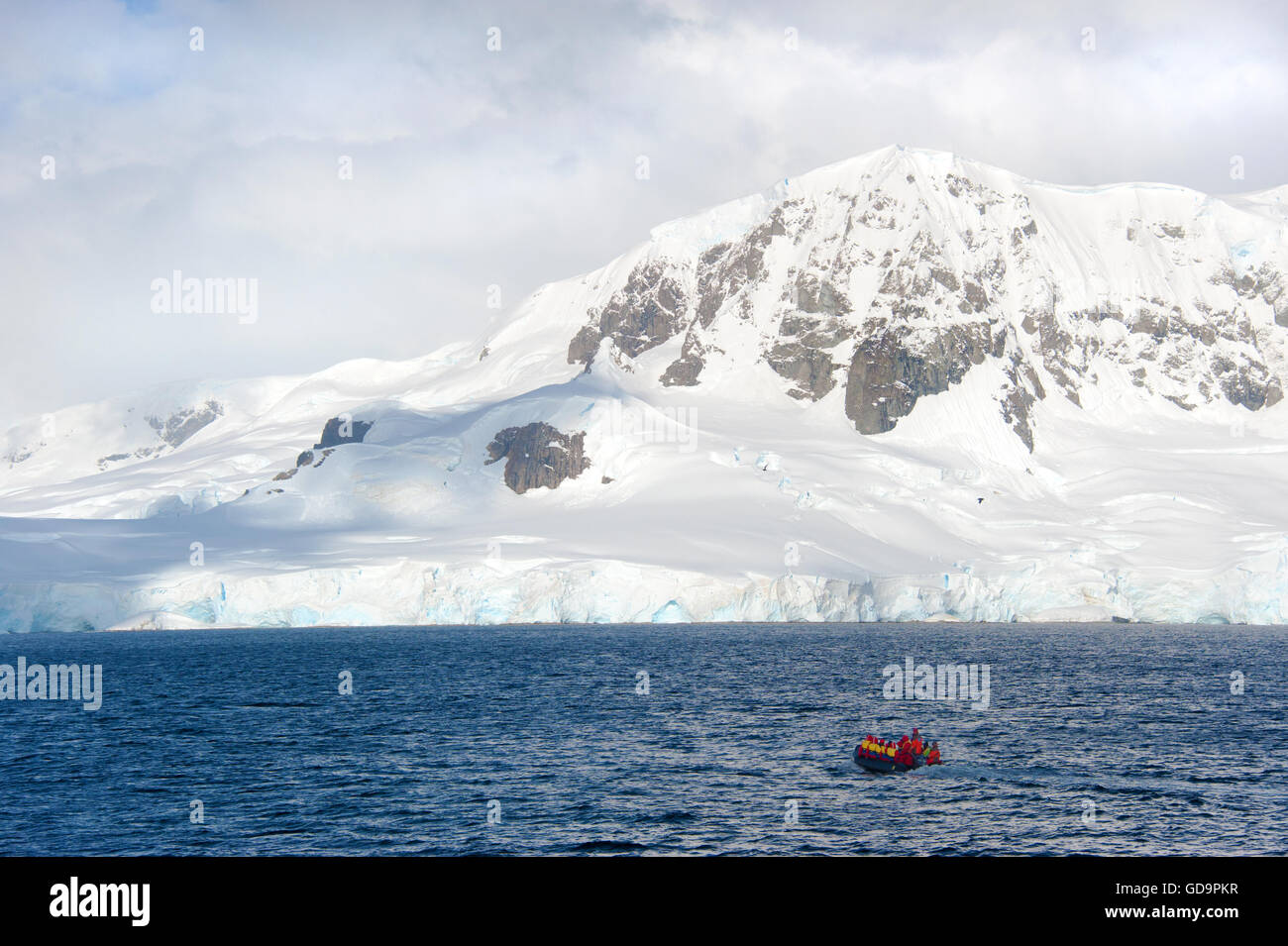 Tourismus in der Antarktis. Passagiere, die Erkundung der antarktischen Halbinsel Stockfoto