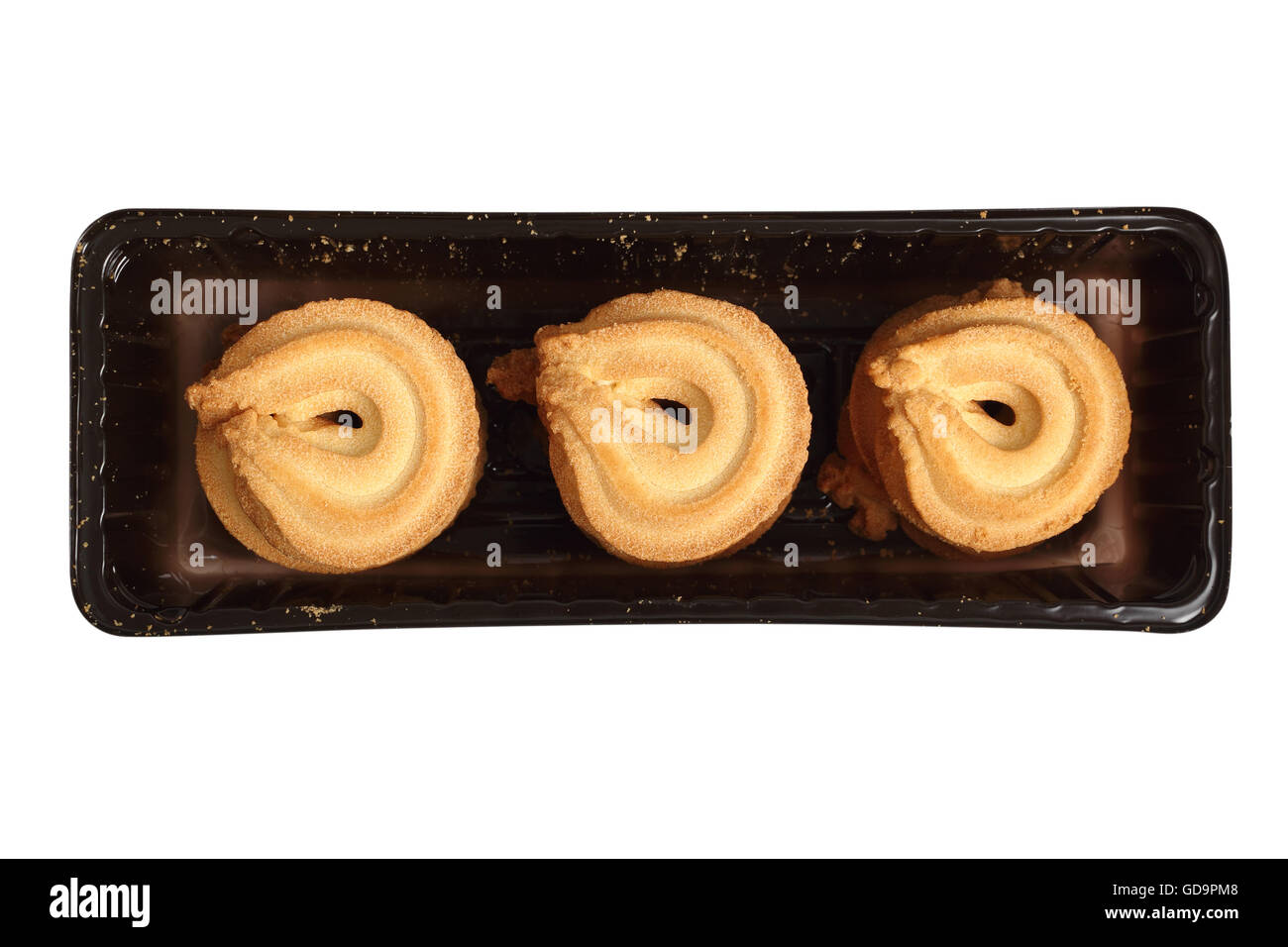 Butter Cookies in Einweg-Kunststoff-Verpackung. Isoliert mit Beschneidungspfad. Direkt von oben. Stockfoto