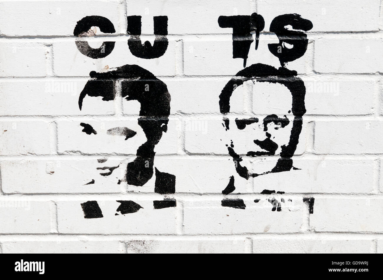 Politische Graffiti gegen Sparpolitik in Margate - Porträts von George Osborne und David Cameron und das Wort Kürzungen kreativ Abstand Stockfoto