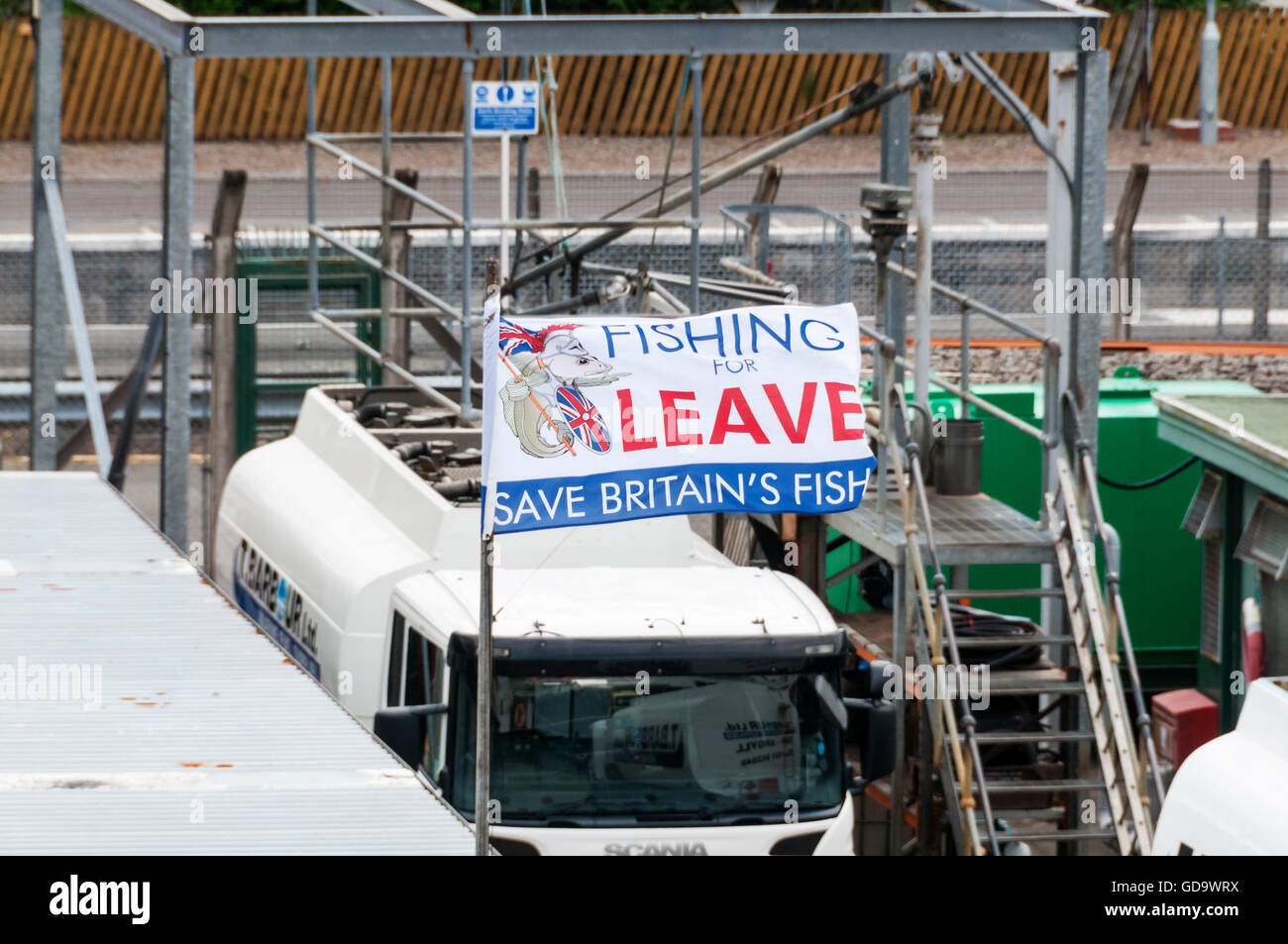 Eine Fischerei verlassen Flagge im Hafen von Oban, Schottland angezeigt. Austritt aus der EU über gemeinsame Fischereipolitik zu unterstützen. Stockfoto