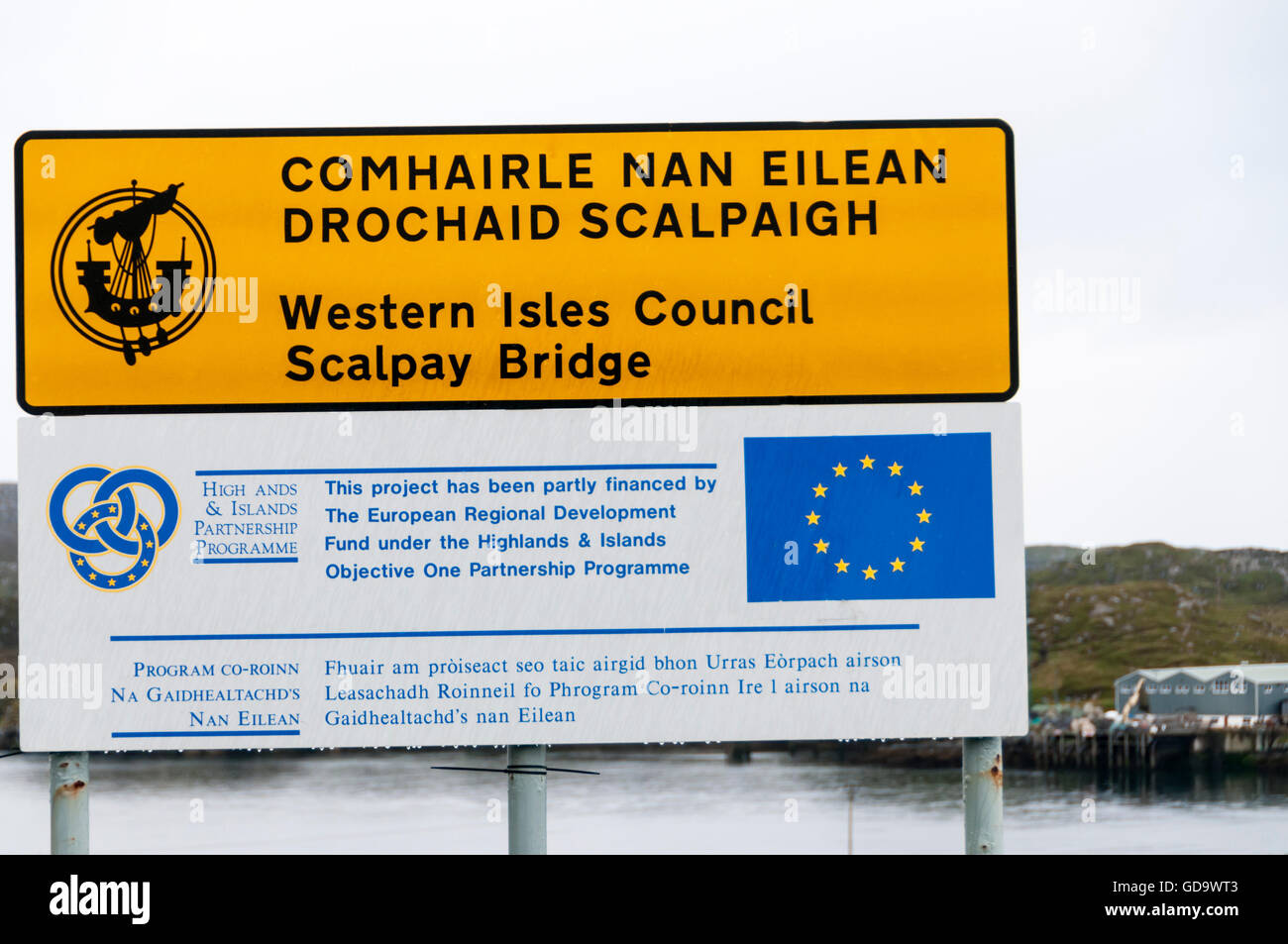 Die Flagge der Europäischen Union oder EU-Insignien und Zeichen für den Europäischen Fonds für Regionale Entwicklung neben Scalpay Brücke auf den Äußeren Hebriden in Schottland. Stockfoto