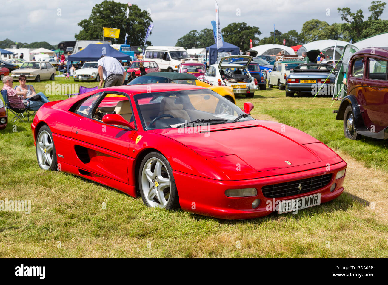 Roter Ferrari bei der Powderham Castle-Rallye in Exeter, Devon Stockfoto
