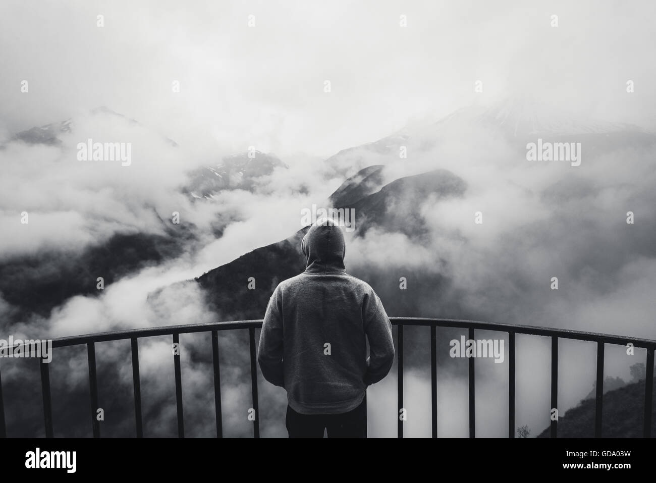 Ansicht Von Hinten Von Einem Mann Am Aussichtspunkt Blick Auf Wunderschone Landschaft Mit Nebligen Berge In Der Ferne Stehen Schwarz Weiss Foto Stockfotografie Alamy
