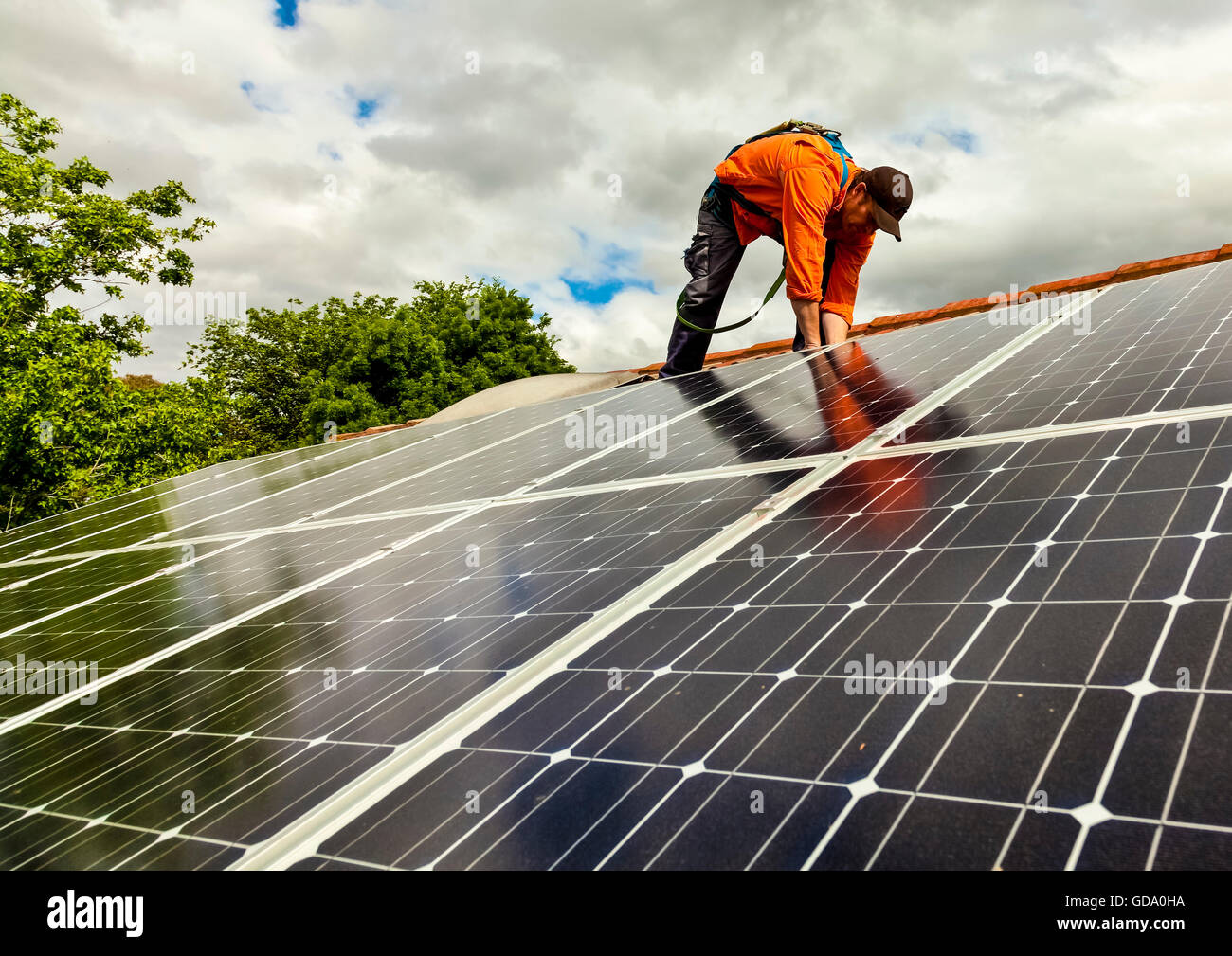 Elektriker überprüfen Sonnenkollektoren Stockfoto