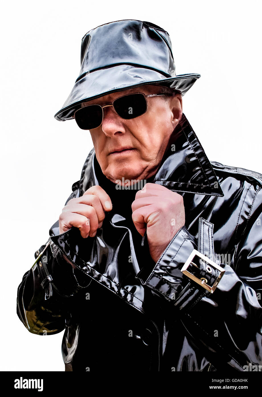 Bedrohlich Mann in schwarzen PVC-Mantel und Hut Stockfoto