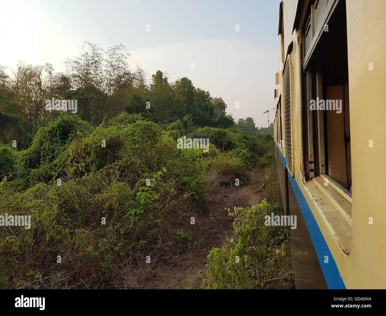 Blick aus dem Zug Reisen von Yangon nach Bagan Stockfoto