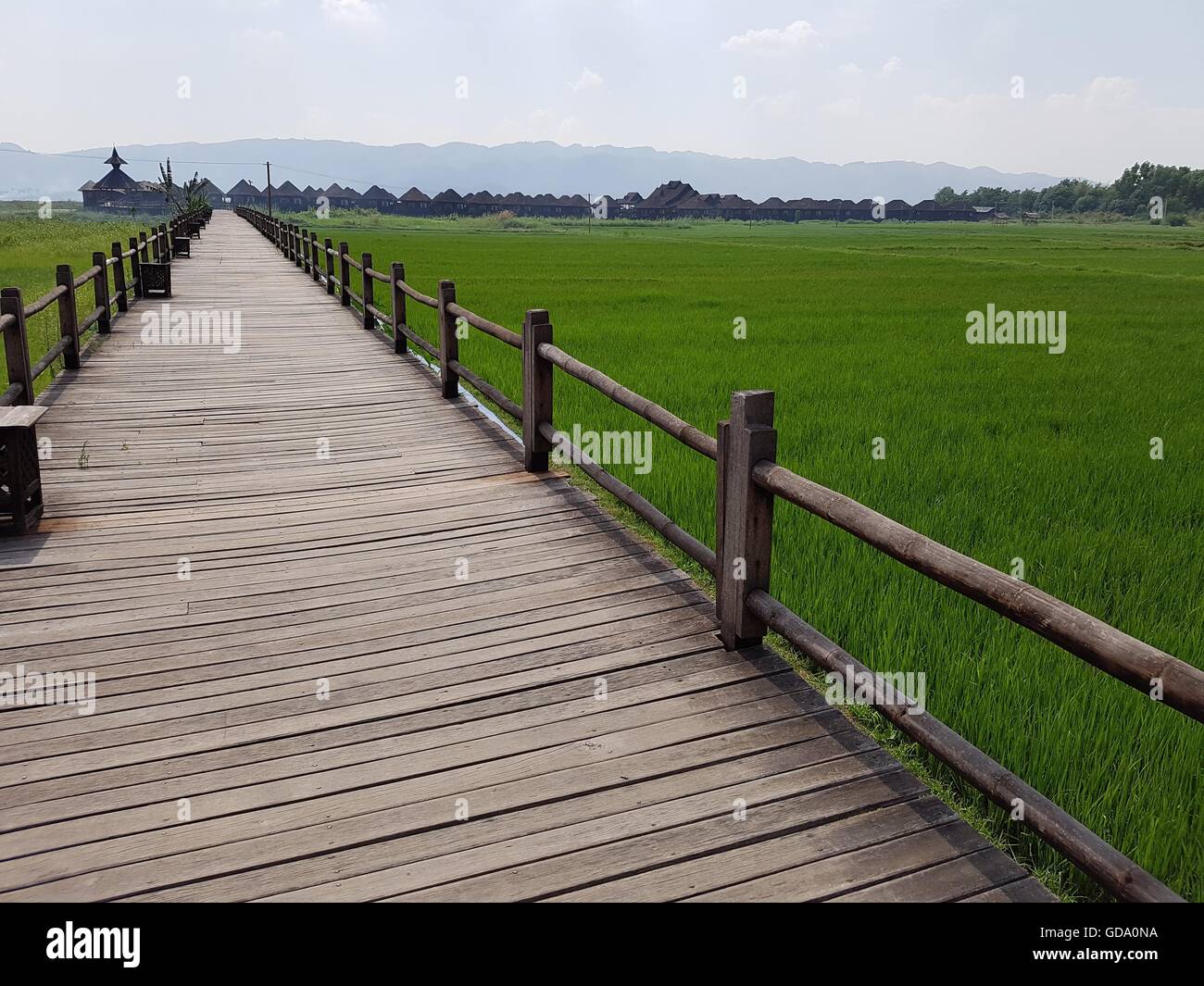 Ansicht vom Eingang des Myanmar Treasure Resort, Inle-See Stockfoto