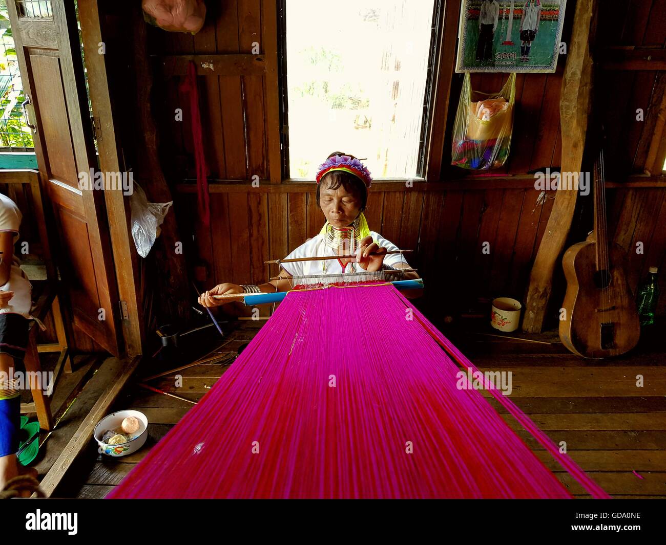 Traditionelle Padaung (Kayan Lahwi) birmanische Trägerin Messing Hals Spulen weben, Inle-See, Shan State in Myanmar, Stockfoto