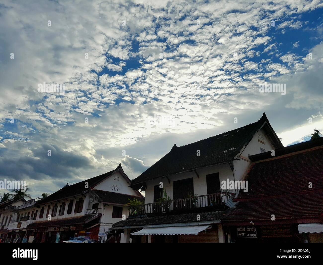 Wolken über Tradition Geschäfte / Häuser in Luang Prabang, Laos Stockfoto