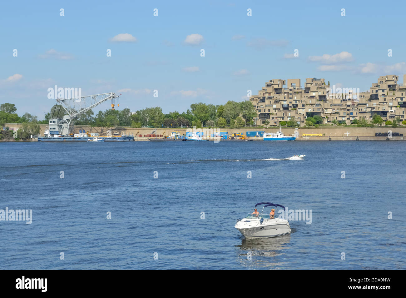 Montreal, Kanada - 13. Juni 2015: Habitat 67 Wohnungen und ein Boot im alten Hafen können Menschen herum gesehen werden. Stockfoto
