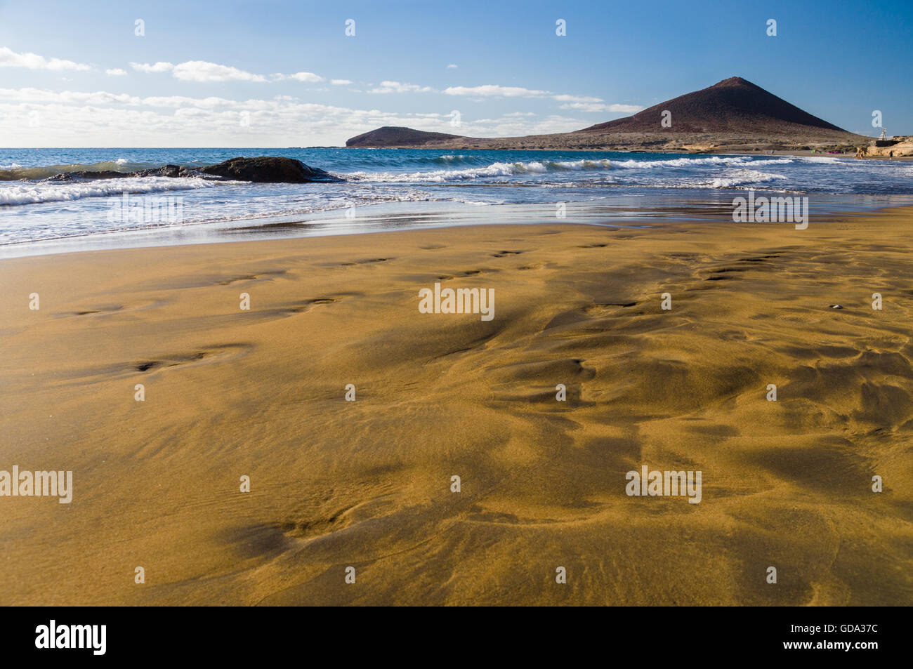 Braun-gelben Sand der Playa el Medano Strand, Montana Roja Berg im Hintergrund, Teneriffa, Kanarische Inseln, Spanien Stockfoto