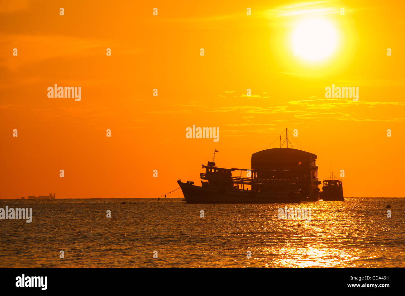 Sonnenuntergang am Strand mit Fischerboot in Pattaya, Thailand Stockfoto
