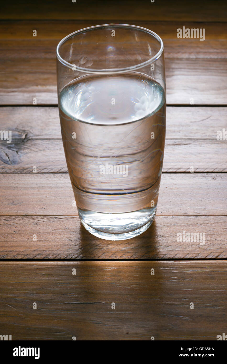 Glas Wasser auf Holz Hintergrund Stockfoto