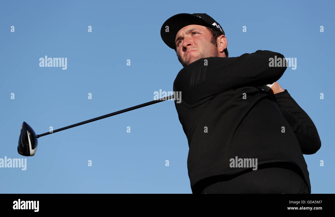 Am ersten Tag der Open Championship 2016 im Royal Troon Golf Club, South Ayrshire, schlägt der Spanier Jon Rahm das vierte Loch ab. DRÜCKEN SIE VERBANDSFOTO. Bilddatum: Donnerstag, 14. Juli 2016. Siehe PA Geschichte GOLF Open. Bildnachweis sollte lauten: David Davies/PA Wire. Stockfoto