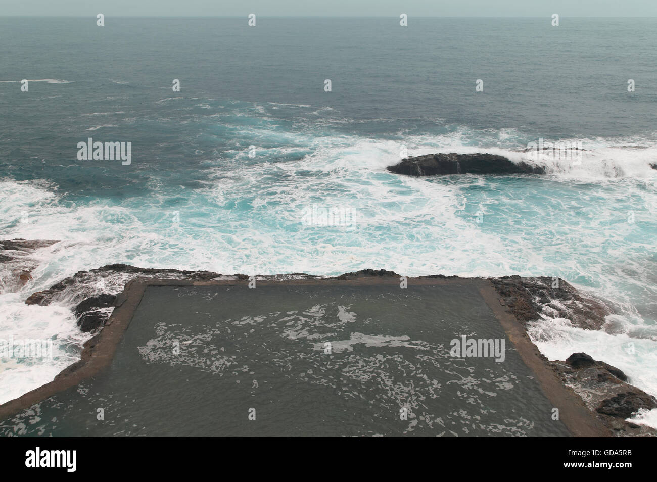Felsigen Pool mit Salzwasser in der Nähe des Ozeans. Gomera. Horizontale Stockfoto