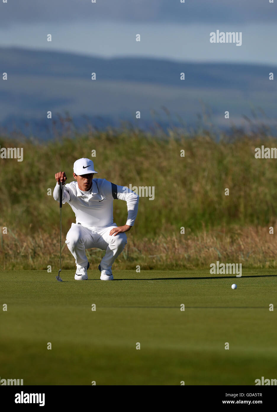 Der dänische Thorbjorn Olesen legt am ersten Tag der Open Championship 2016 im Royal Troon Golf Club, South Ayrshire, einen Putt auf dem ersten Loch an. DRÜCKEN SIE VERBANDSFOTO. Bilddatum: Donnerstag, 14. Juli 2016. Siehe PA Geschichte GOLF Open. Bildnachweis sollte lauten: Peter Byrne/PA Wire. Stockfoto