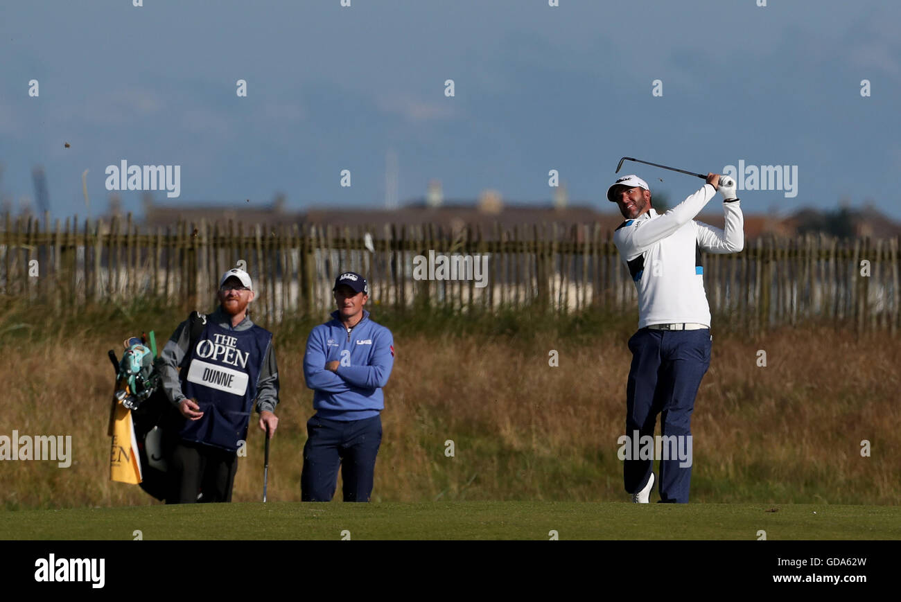 Der US-Amerikaner Scott Piercy auf dem ersten Fairway am ersten Tag der Open Championship 2016 im Royal Troon Golf Club, South Ayrshire. DRÜCKEN SIE VERBANDSFOTO. Bilddatum: Donnerstag, 14. Juli 2016. Siehe PA Story Golf Open. Bildnachweis sollte lauten: Peter Byrne/PA Wire. EINSCHRÄNKUNGEN: Nur für redaktionelle Zwecke. Keine kommerzielle Nutzung. Kein Weiterverkauf. Nur für Standbilder. Das Logo der Open Championship und der klare Link zur Open-Website (TheOpen.com) werden bei der Veröffentlichung der Website eingefügt. Weitere Informationen erhalten Sie unter +44 (0)1158 447447. Stockfoto