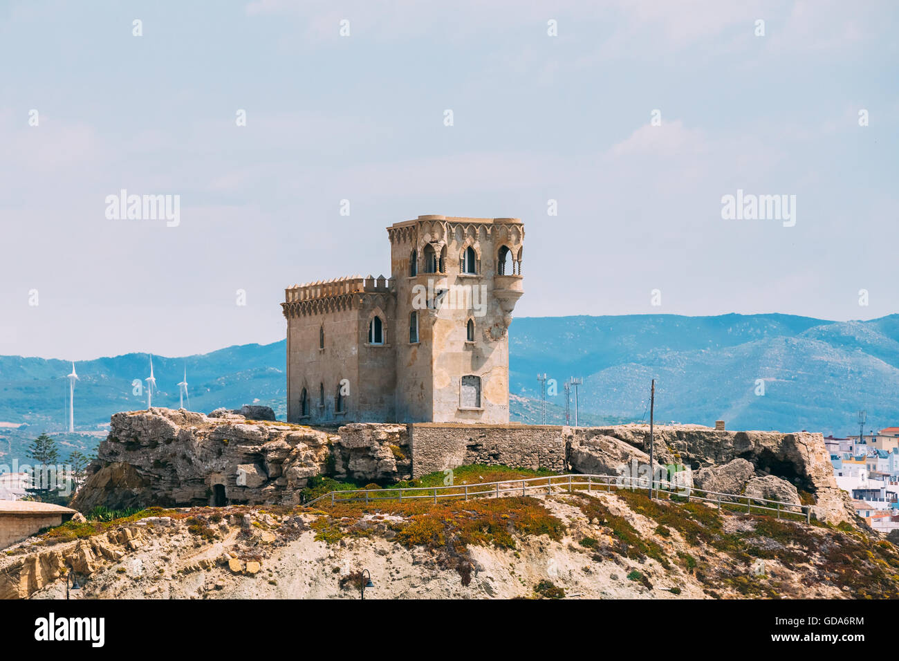 Antiken mittelalterlichen Burgturm in Tarifa, Andalusien Spanien. Die Burg von Guzman das gute. Stockfoto