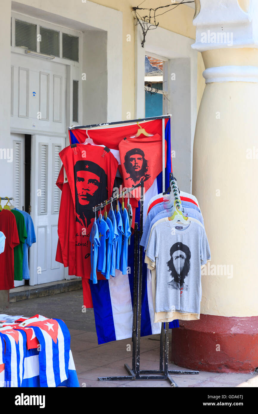 Tourist Souvenir Stall zu verkaufen, Che Guevara T-shirts und kubanischen Fahnen in Cienfuegos, Kuba Stockfoto