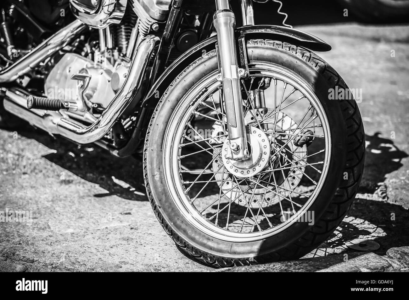 Motorrad vorne Rad und Bremse Systeme für Motorräder hautnah. Schwarz und weiß Farben Stockfoto