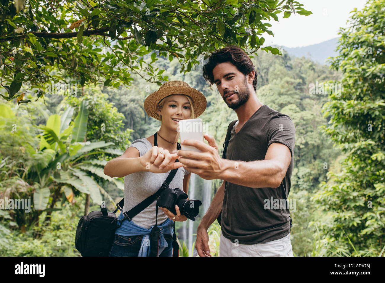 Er Ist Mit Seiner Frau Im Urlaub Und Schreibt Mir www.alamy.de