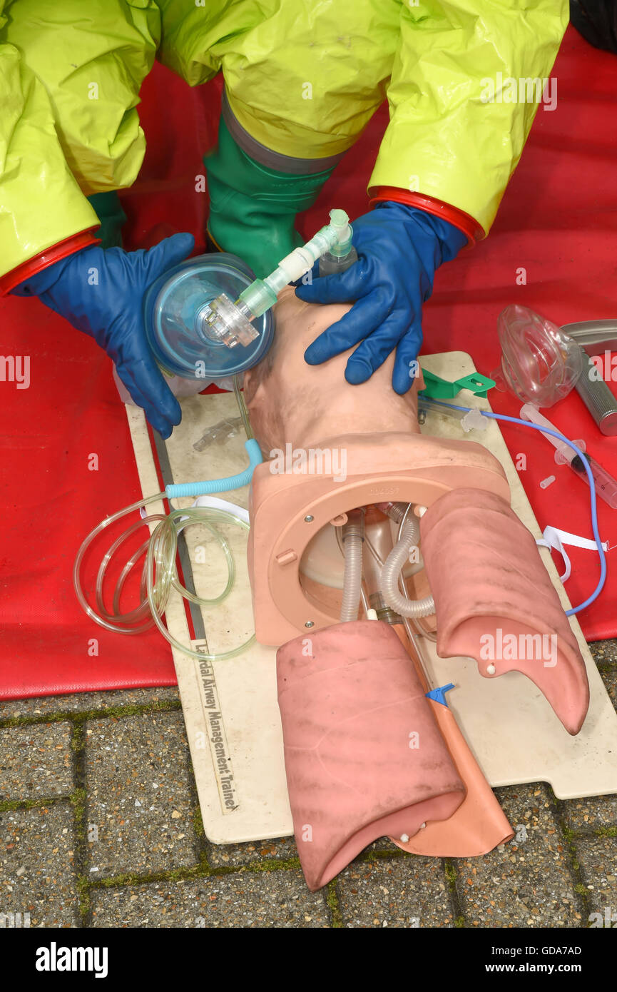 medizinische Ausbildung CBRN chemische Schutzanzug tragen Stockfoto