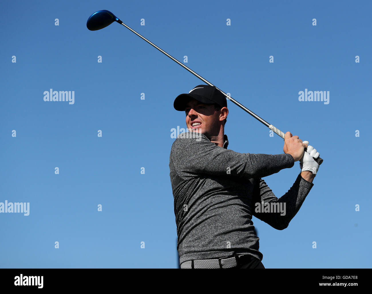 Der nordirische Rory McIlroy schlägt am ersten Tag der Open Championship 2016 im Royal Troon Golf Club, South Ayrshire, am dritten Loch ab. DRÜCKEN SIE VERBANDSFOTO. Bilddatum: Donnerstag, 14. Juli 2016. Siehe PA Geschichte GOLF Open. Bildnachweis sollte lauten: David Davies/PA Wire. Stockfoto