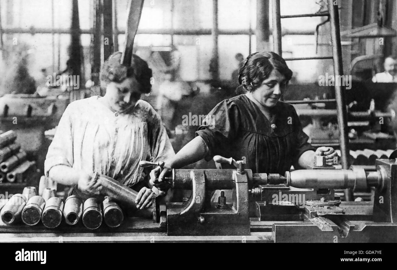 ERSTE Weltkrieg Frauen Munition Arbeitnehmer mit einer Schale Schleifen Drehbank Stockfoto